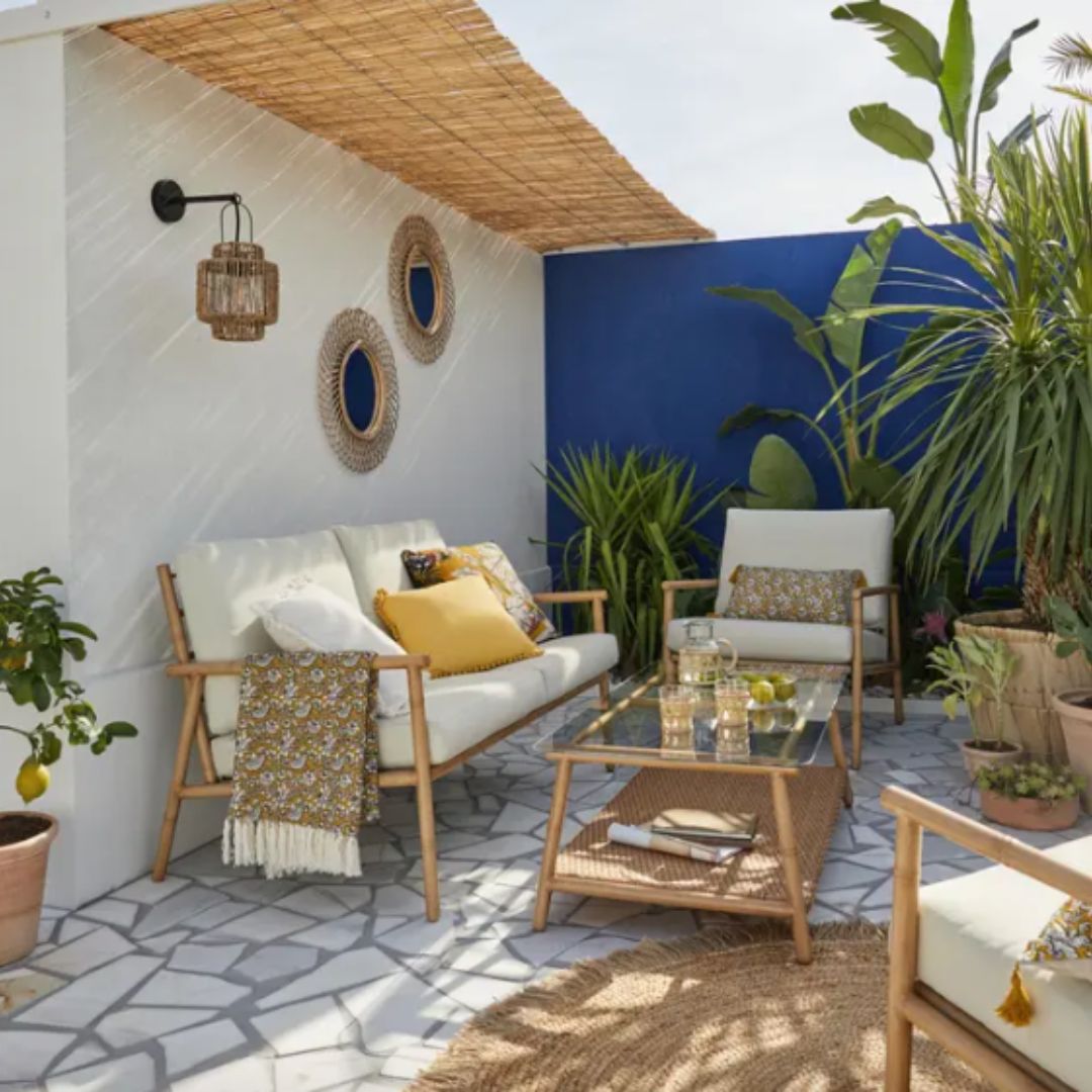 un patio d'été à l'abri des regards