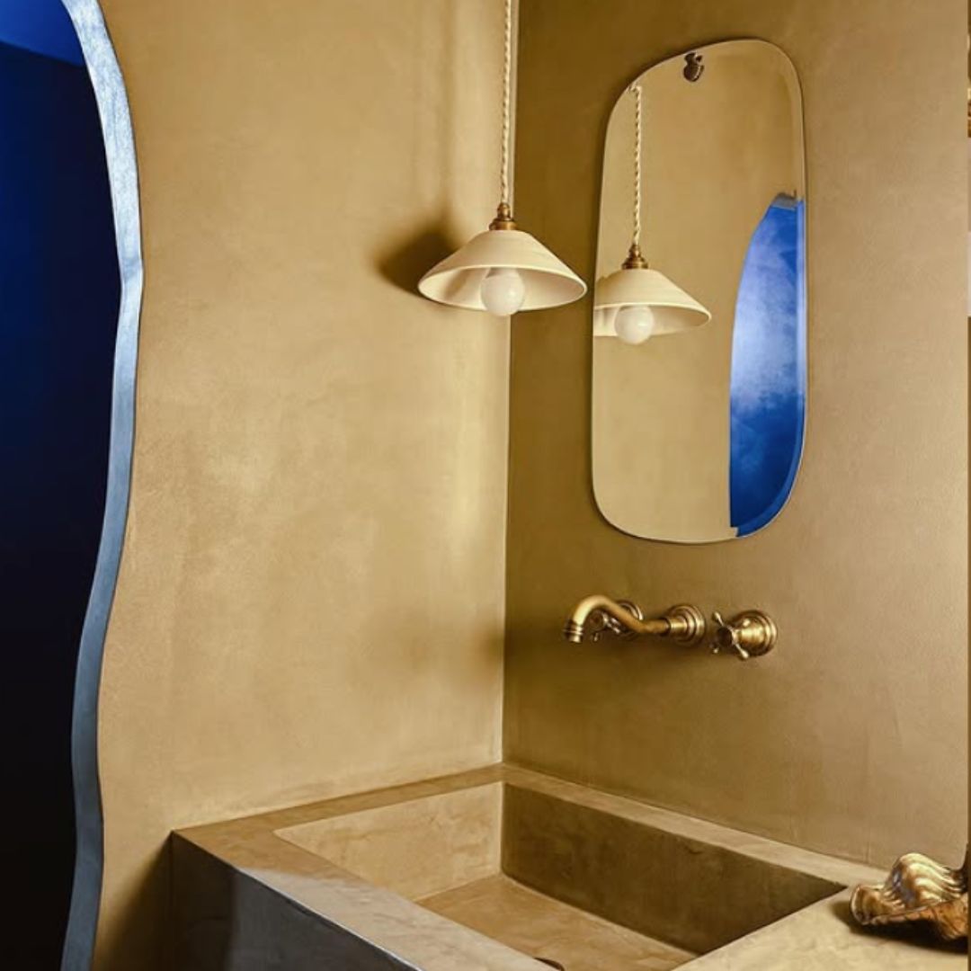 Salle de bain en béton ciré bleu et ocre