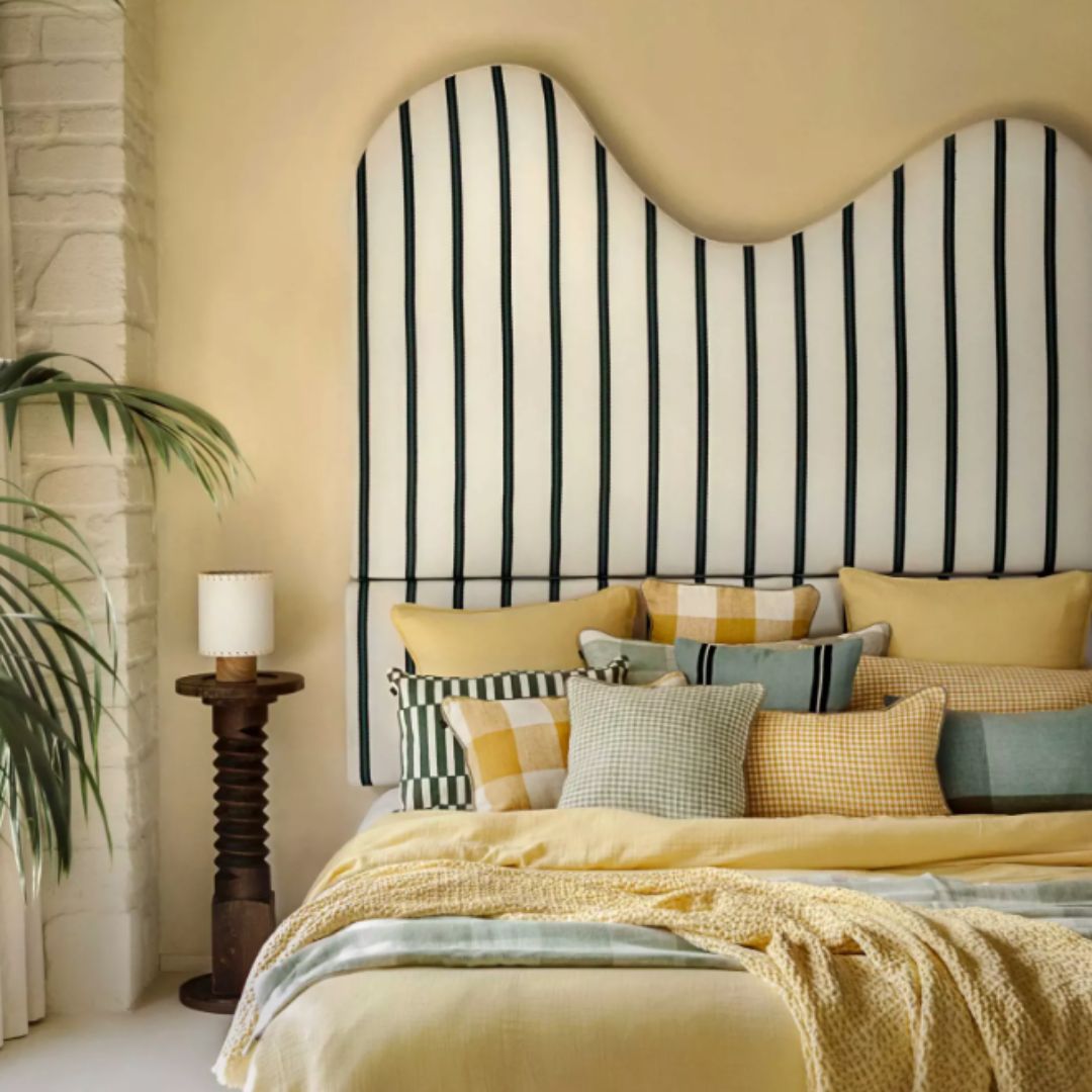 Chambre jaune paille et tête de lit à rayures noires et blanches