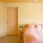 Chambre jaune paille et rose pâle