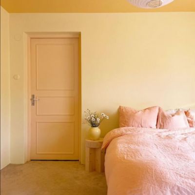 Chambre jaune paille et rose pâle
