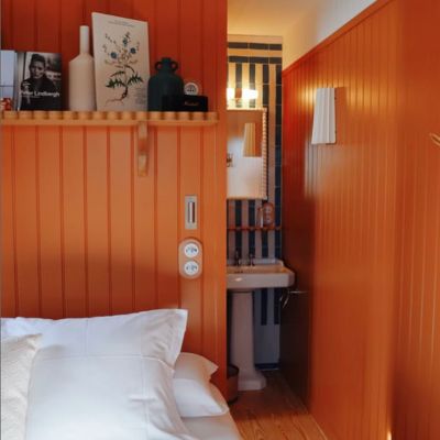 Chambre en lambris colorée esprit cabane Cap Ferret