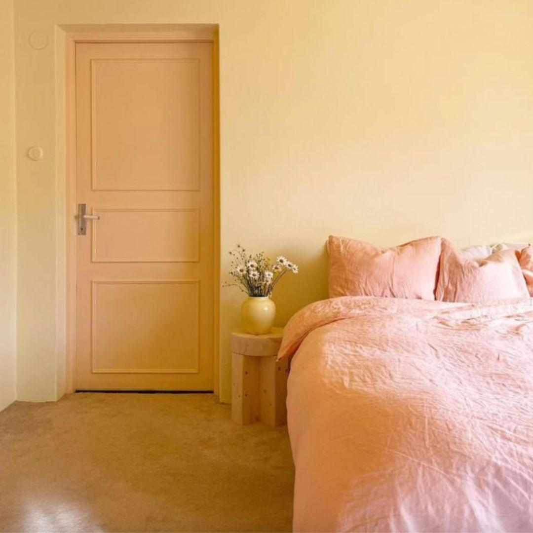 Chambre rose et jaune paille