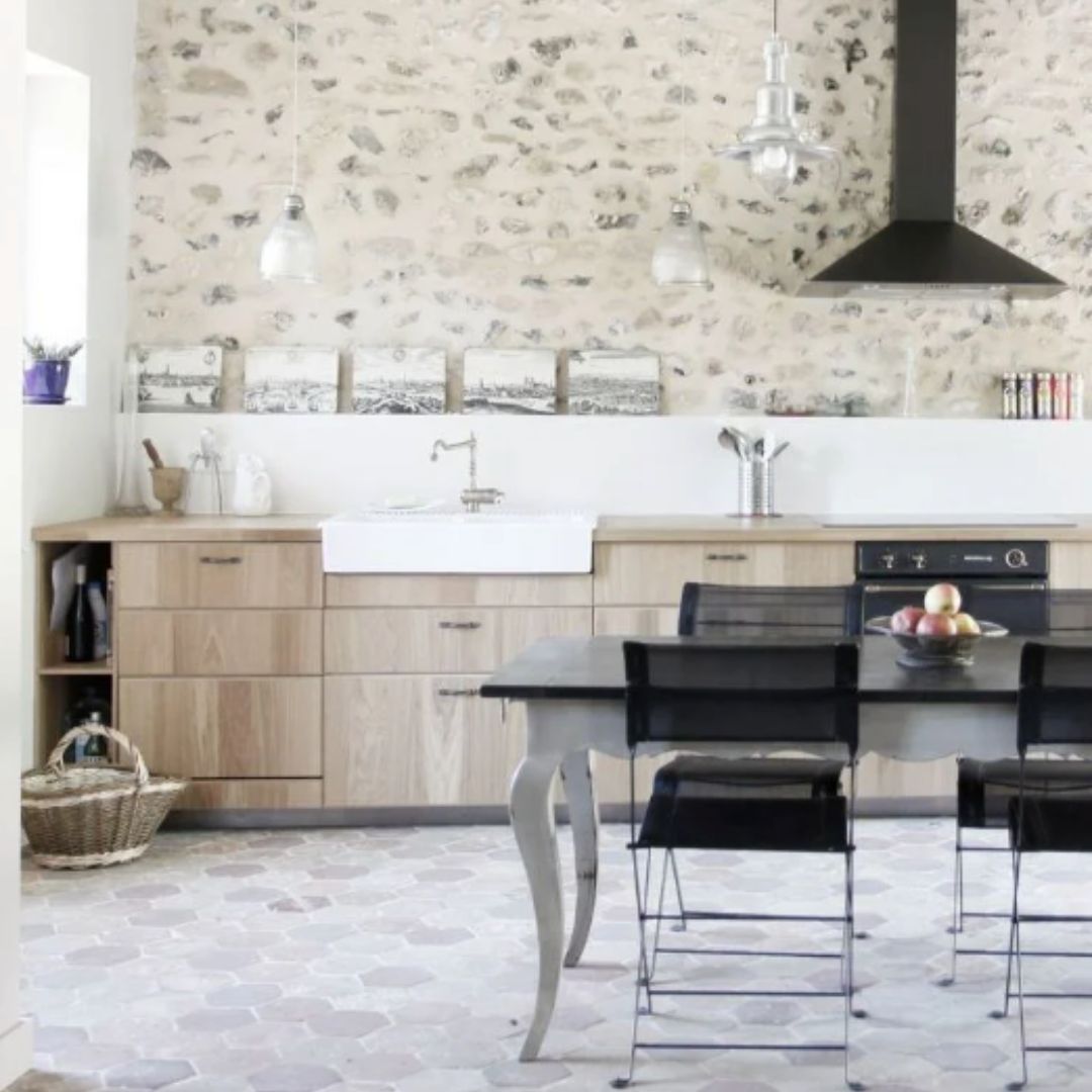 Cuisine en bois et sol en tomettes