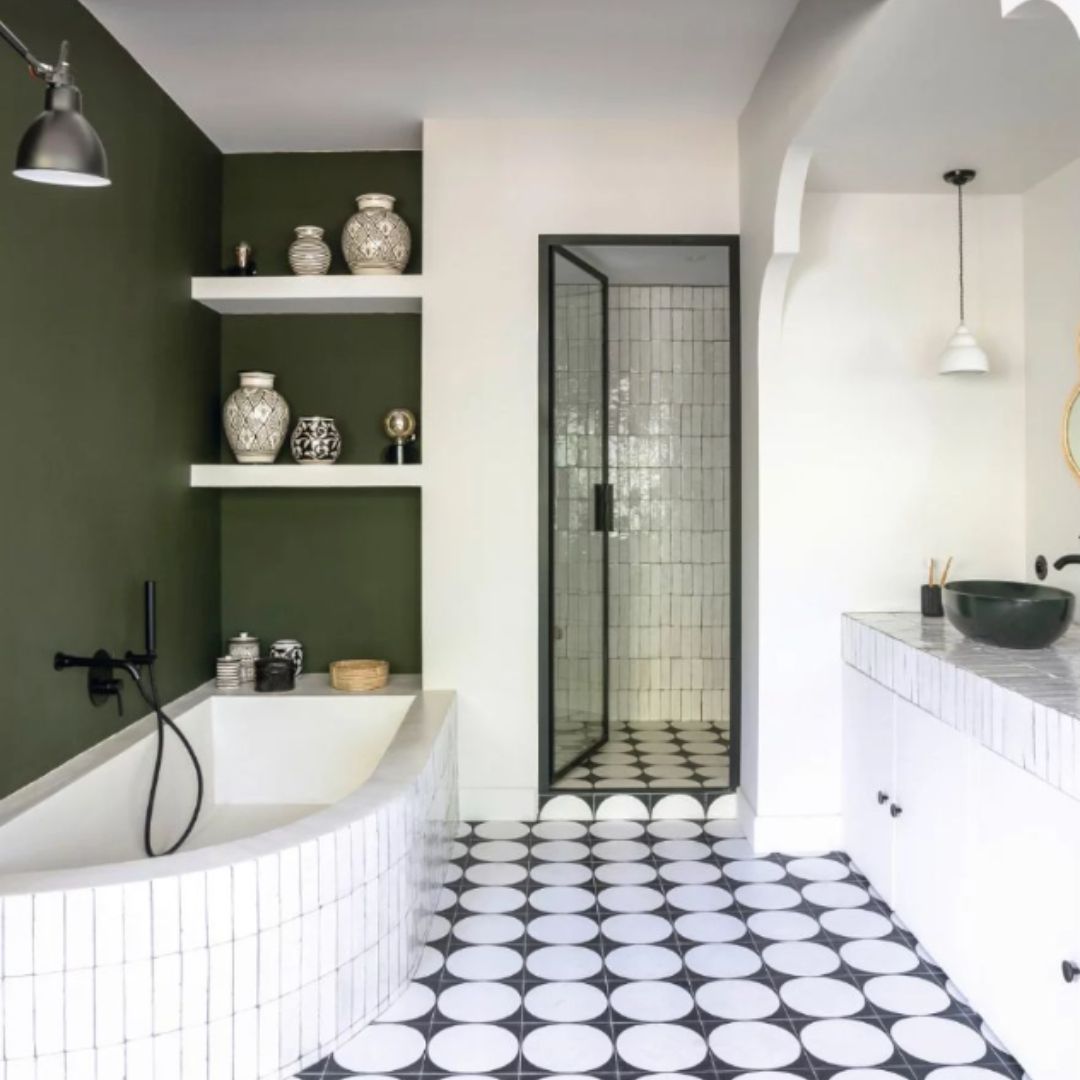 Salle de bain carrelage noir et blanc