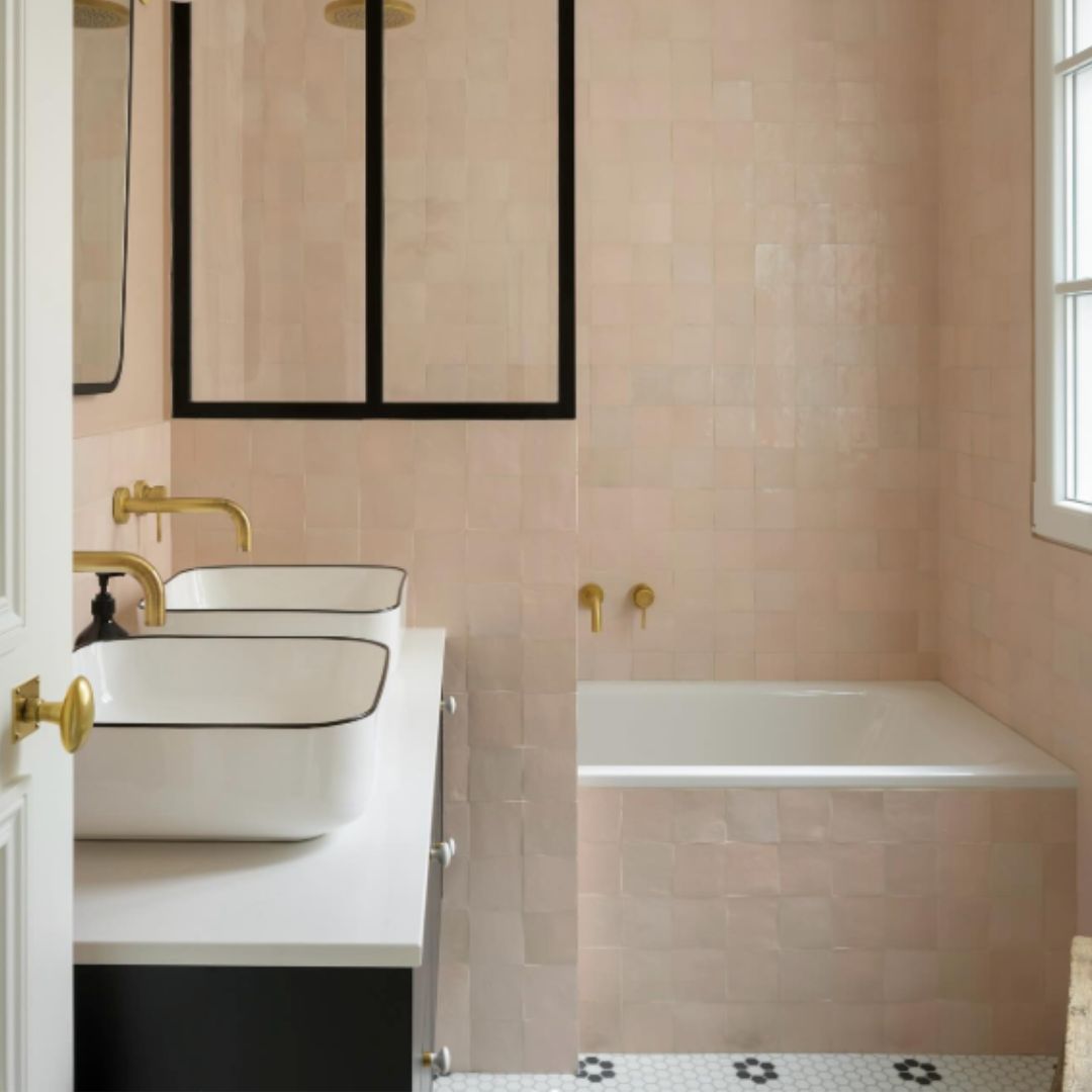 Salle de bain rose poudré et noir mat