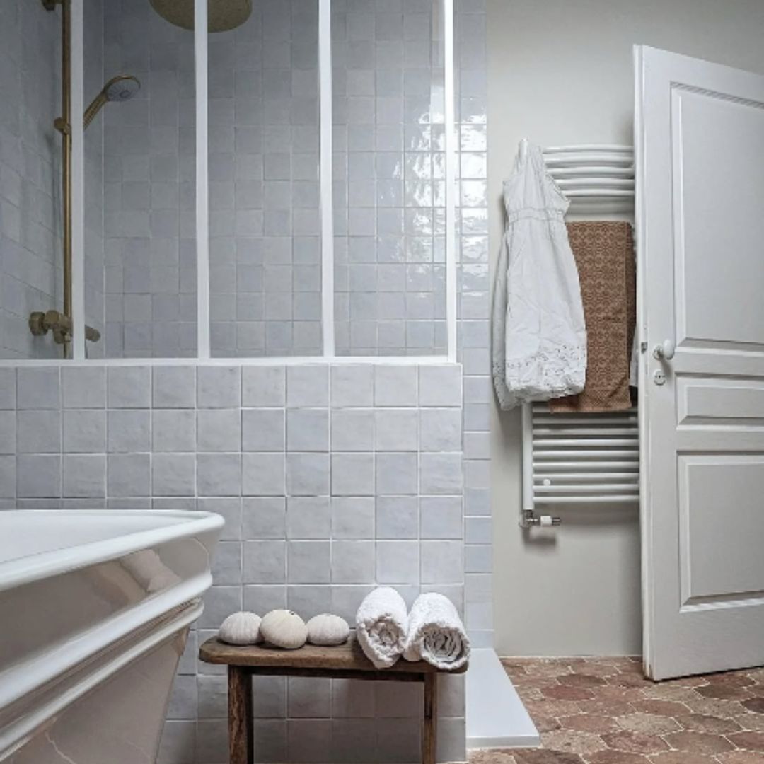 Salle de bain avec verrière et tomettes