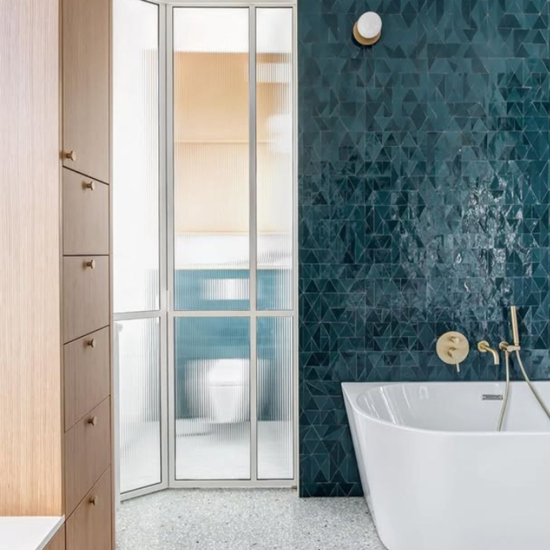 Salle de bain avec des zelliges bleus