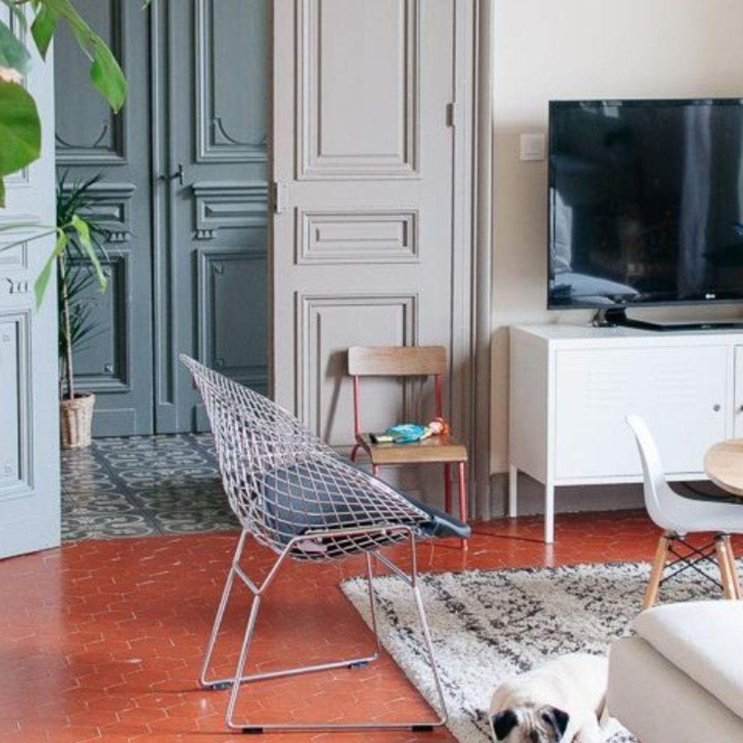 Salon moderne avec sol en tomettes