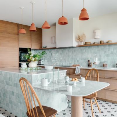Cuisine avec une crédence en zellige bleu