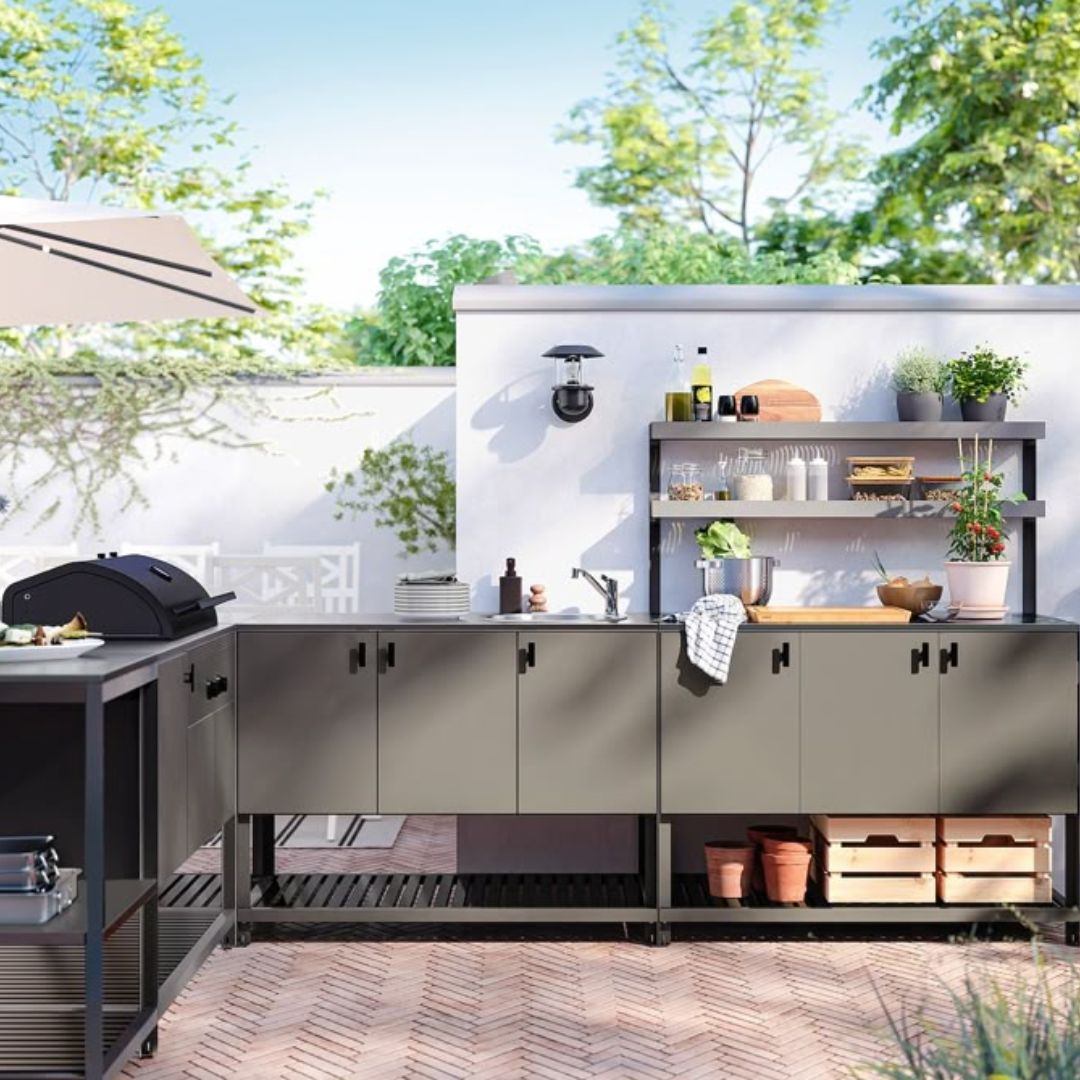 Cuisine d'été avec meubles en métal