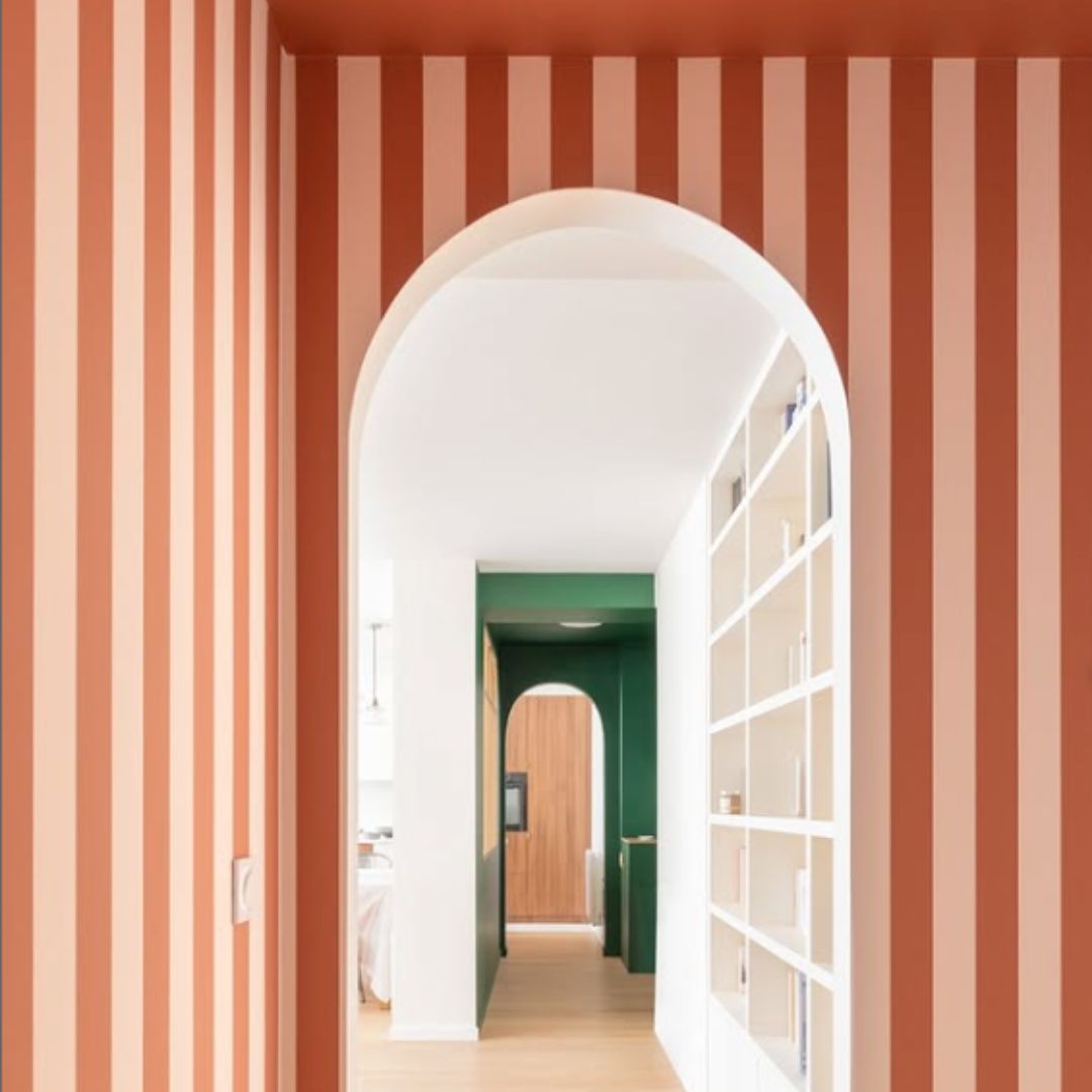 Couloir avec papier peint à rayures