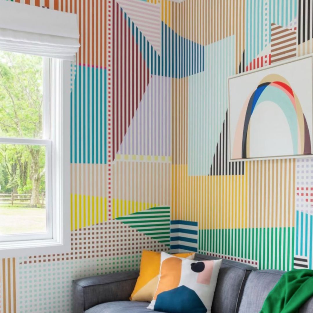 salon avec papier peint à rayures
