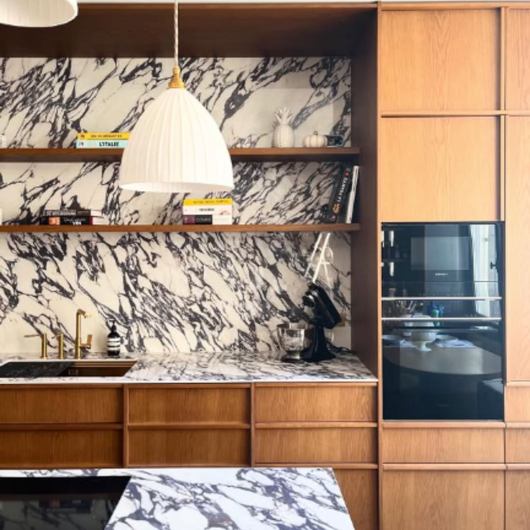 Cuisine en bois chaleureux et plan de travail en marbre calcatta viola