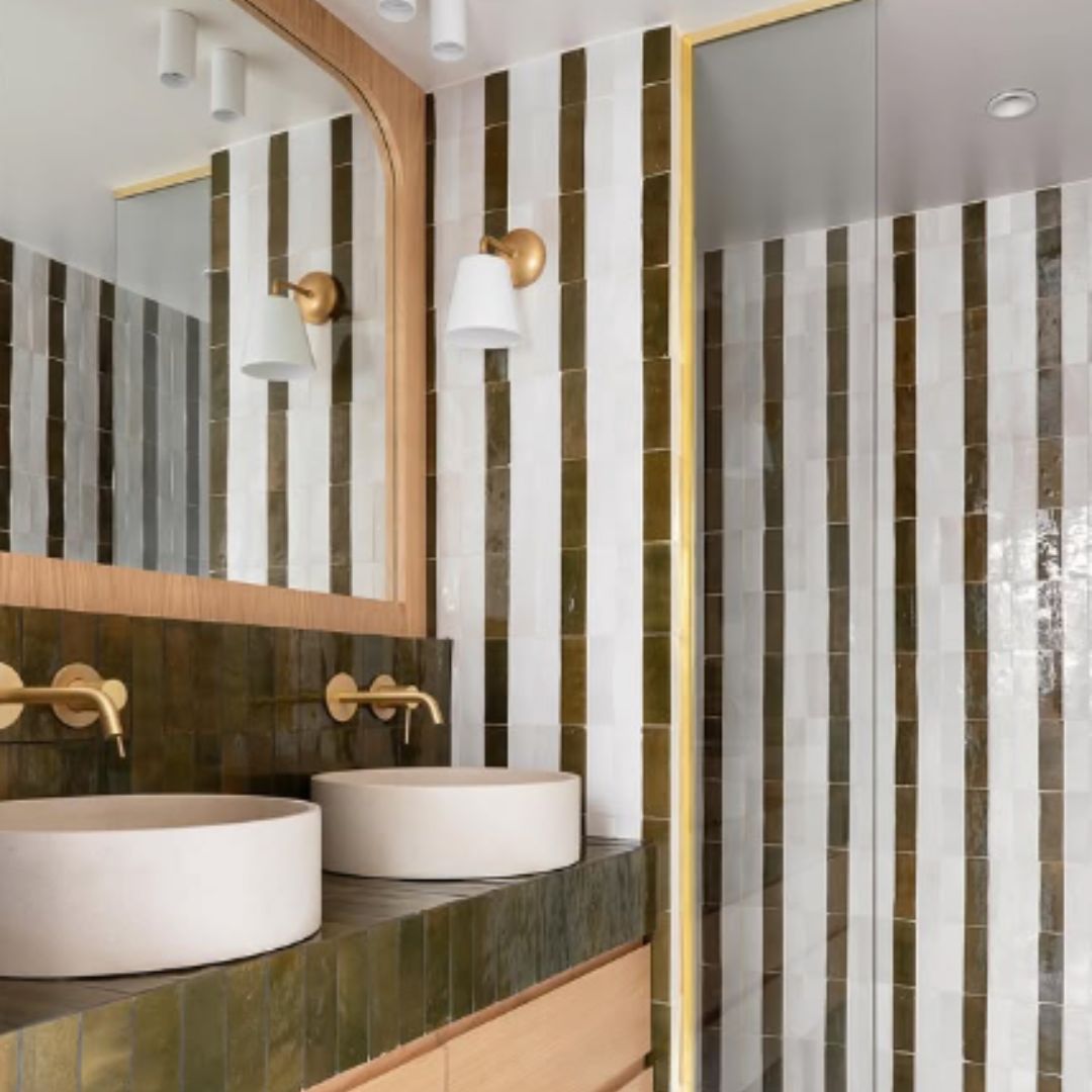 douche avec zellige lignes verticales contrastées