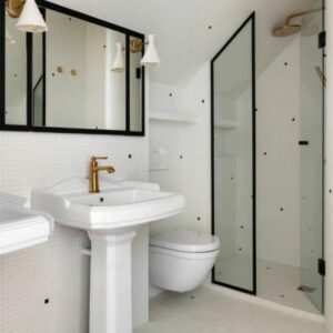 salle de bain mosaïque blanche ponctuée de touches noires