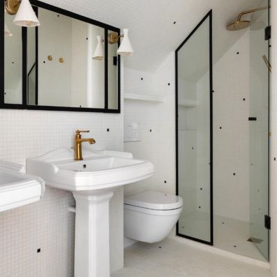 salle de bain mosaïque blanche ponctuée de touches noires