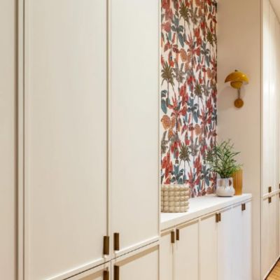 Dressing avec papier peint et placards sur mesure