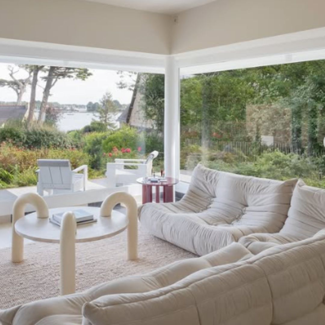 Baies vitrées qui ceinturent la pièce principale