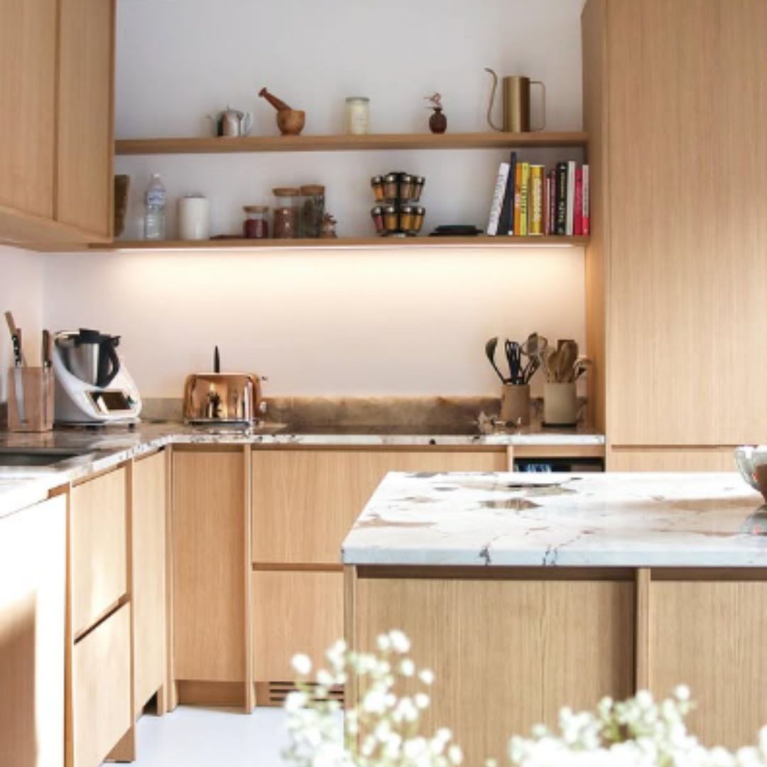 Cuisine en chêne blond et plan de travail en granit Patagonia