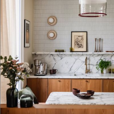 Cuisine avec façades en finition bois finition Orme d’Amérique et plan de travail en marbre