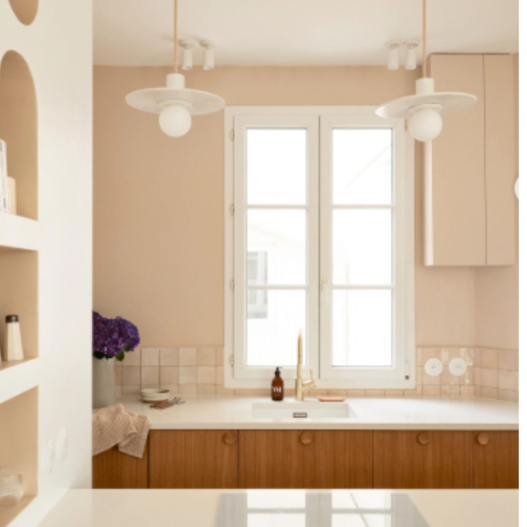 Cuisine avec façades en chêne naturel et plan de travail en quartz Glaciar